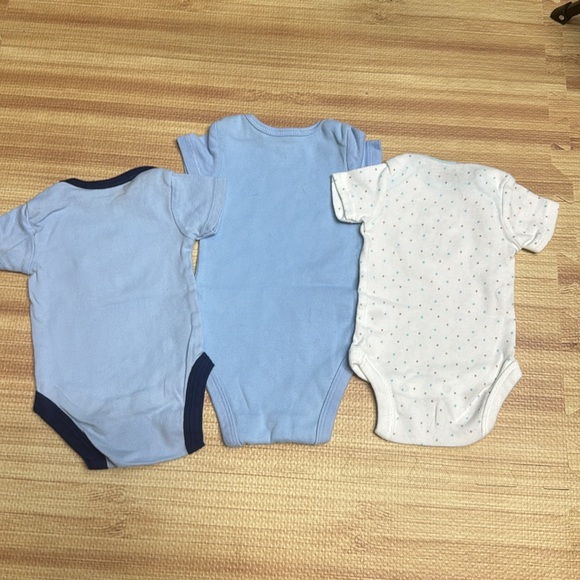 Newborn 0-3 Months Bundle of 7 Onesies and 1 Pair of Shorts—Gerber & Carters - Picture 4 of 9